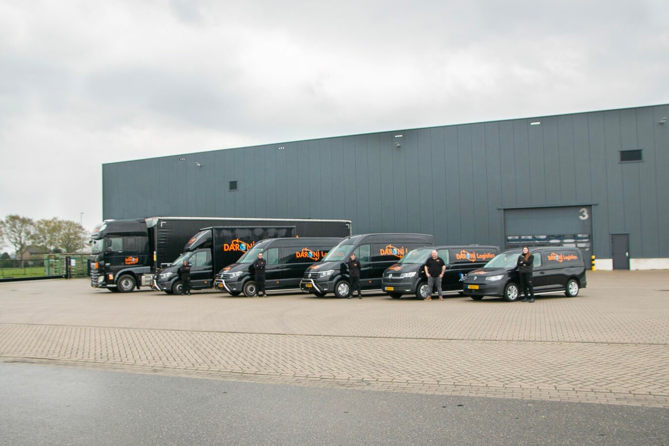 Internationale vrachtwagen en koeriersbusjes van Daroni Logistics in Berlicum, Nederland. 