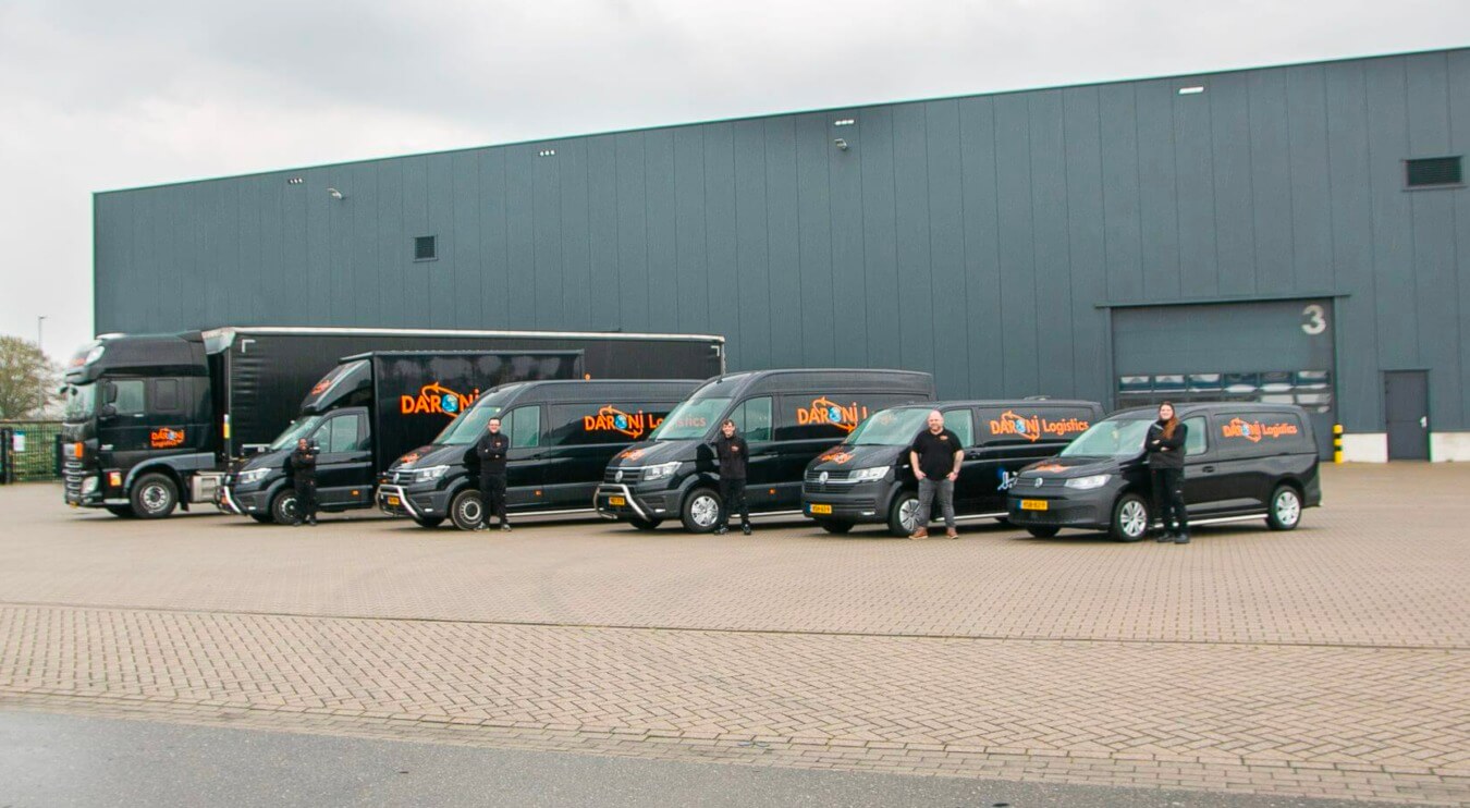 Internationale vrachtwagen en koeriersbusjes van Daroni Logistics in Berlicum, Nederland.