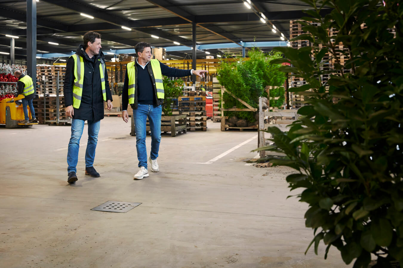 Twee mensen in warehouse met planten