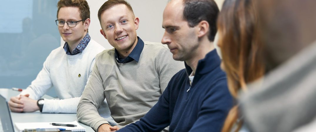 Mannelijke werknemers in meeting