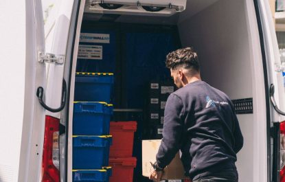 Medewerker laadt medicijnen in gekoelde bus met temperatuur logging